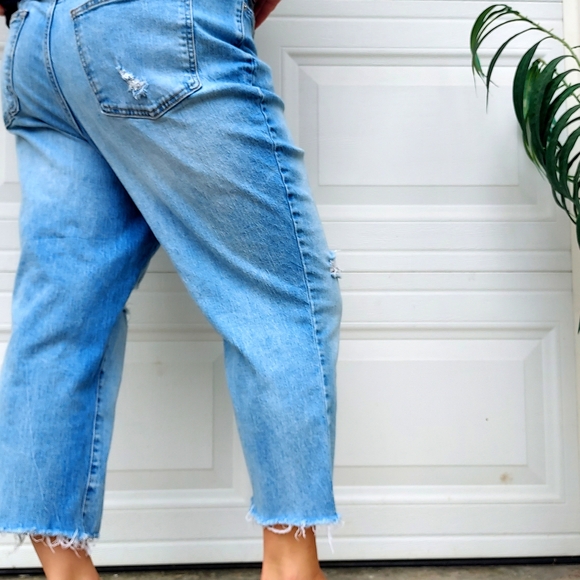 Universal Thread Light Blue High Rise Cropped Jeans - Picture 4 of 8